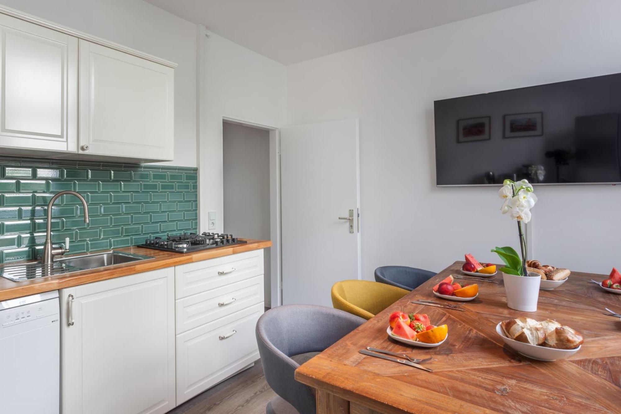 The Paul II - Stylish & Central 3 Bedroom Apartment, Group & Family Friendly, 4- 6 Guests — Photos 1
